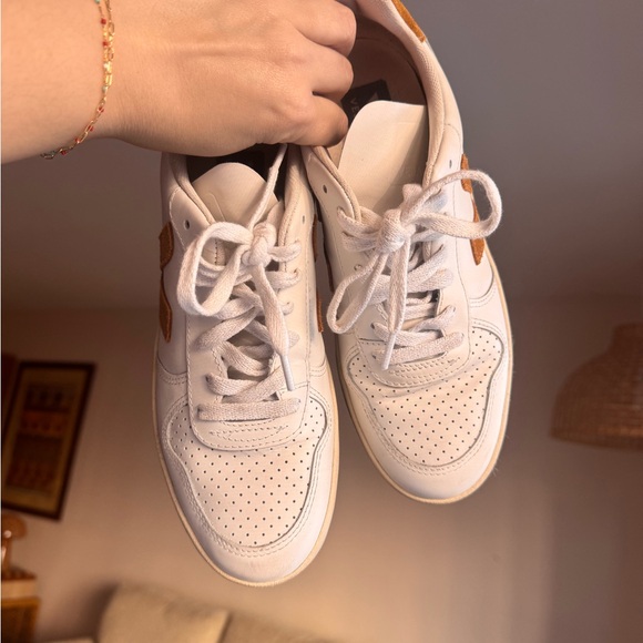 Veja V-10 Leather Sneakers Extra-White and Camel Size 8 / 39 EUC - Picture 5 of 9